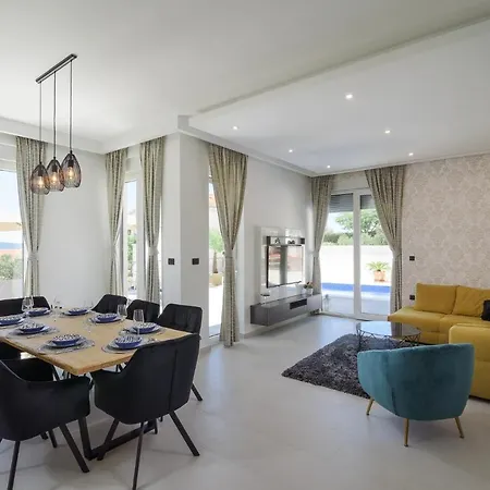 Luxury -heated Pool -jacuzzi וילה טרוגיר