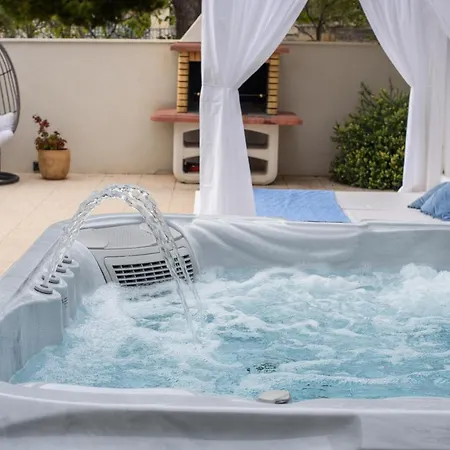 Luxury -heated Pool -jacuzzi טרוגיר