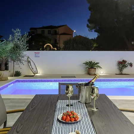 Вілла Luxury -heated Pool -jacuzzi Трогір